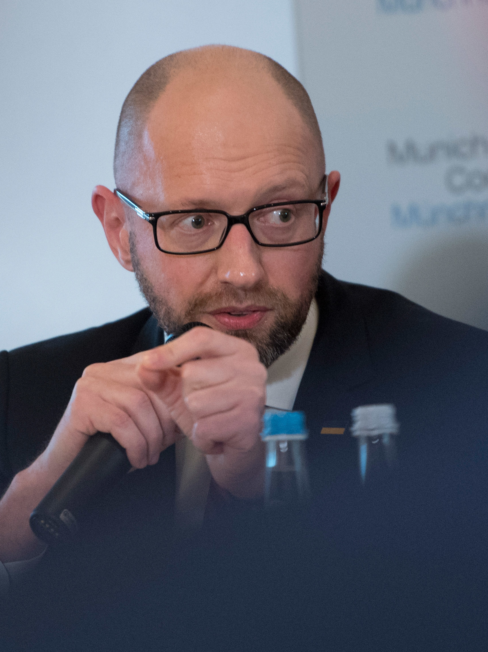 Imagem de referência relacionada a Arseniy Yatsenyuk, item descrito como ex-primeiro-ministro da Ucrânia