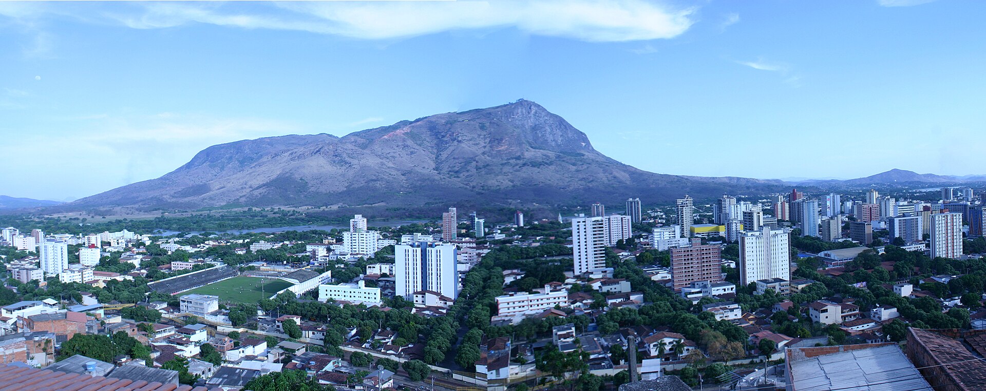 Imagem de referência de Pico da Ibituruna, descrito nos dados abertos como pico em Governador Valadares, Minas Gerais, Brasil