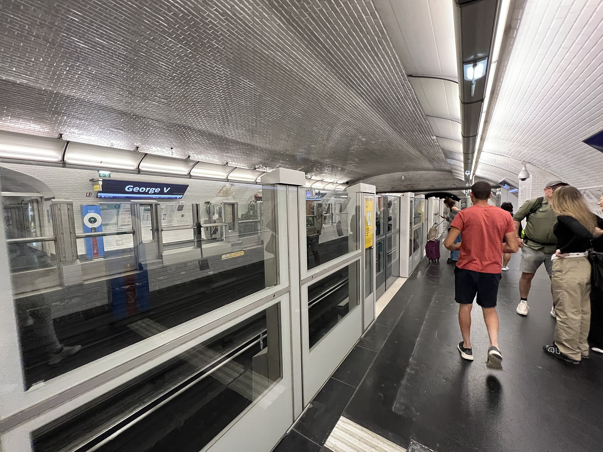 Imagem de referência de George V, descrito nos dados abertos como estação do Metropolitano de Paris
