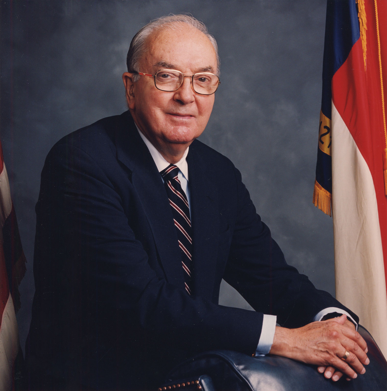 Imagem de referência relacionada a Jesse Helms, item descrito como oficial militar, Estados Unidos