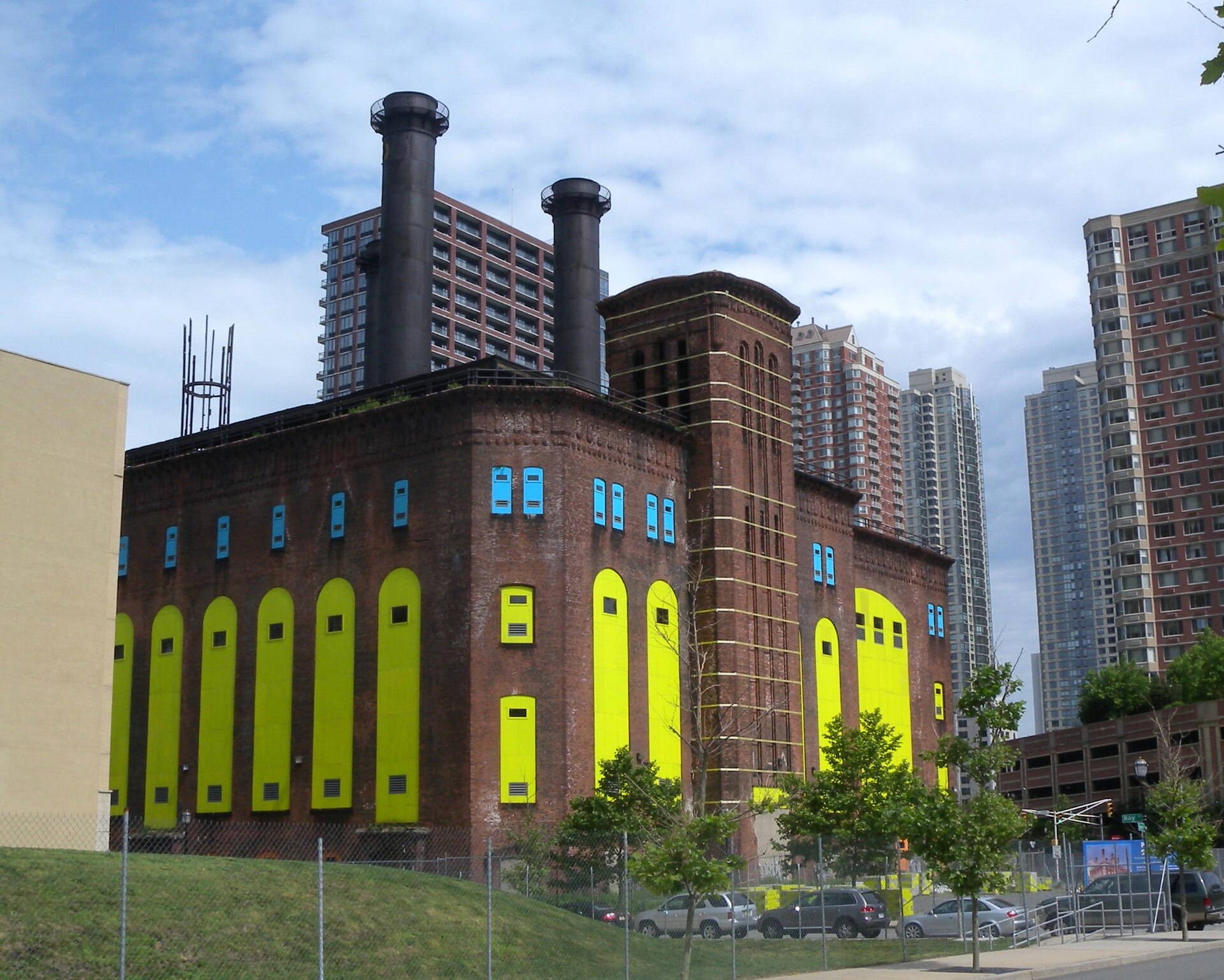 Imagem de referência de Hudson and Manhattan Railroad Powerhouse, descrito nos dados abertos como antiga usina elétrica
