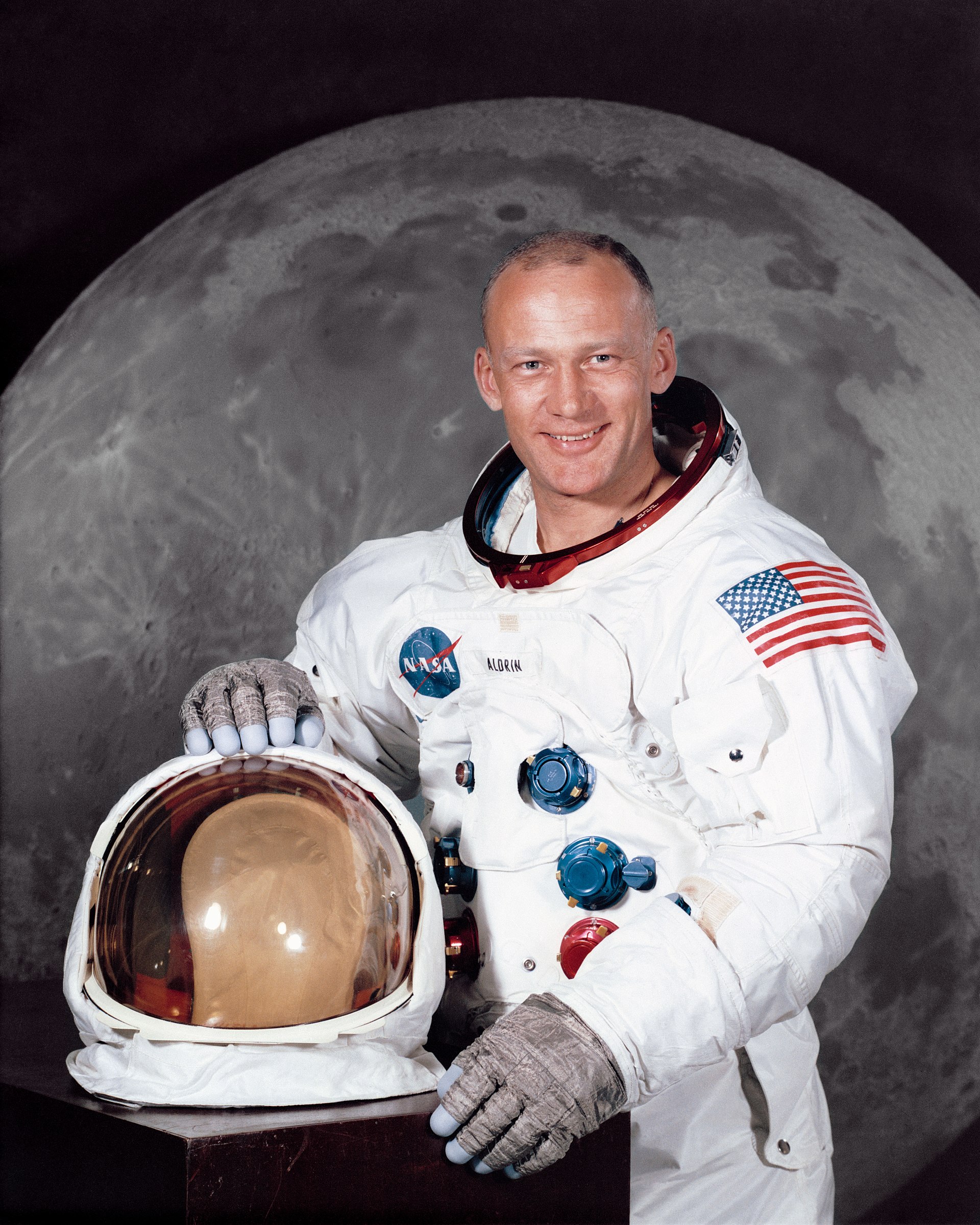 Imagem de referência de Buzz Aldrin, descrito nos dados abertos como engenheiro mecânico, piloto e astronauta norte-americano