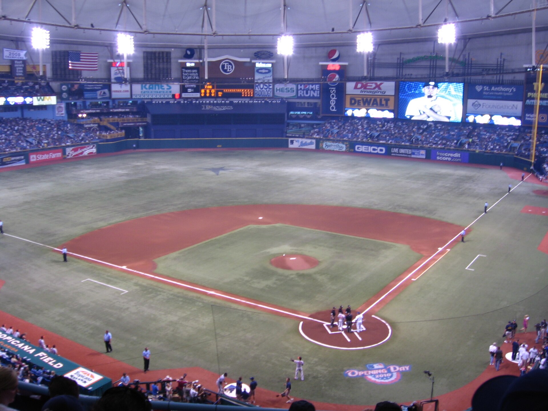 Imagem de referência de Tropicana Field, descrito nos dados abertos como estádio em São Petersburgo, Estados Unidos