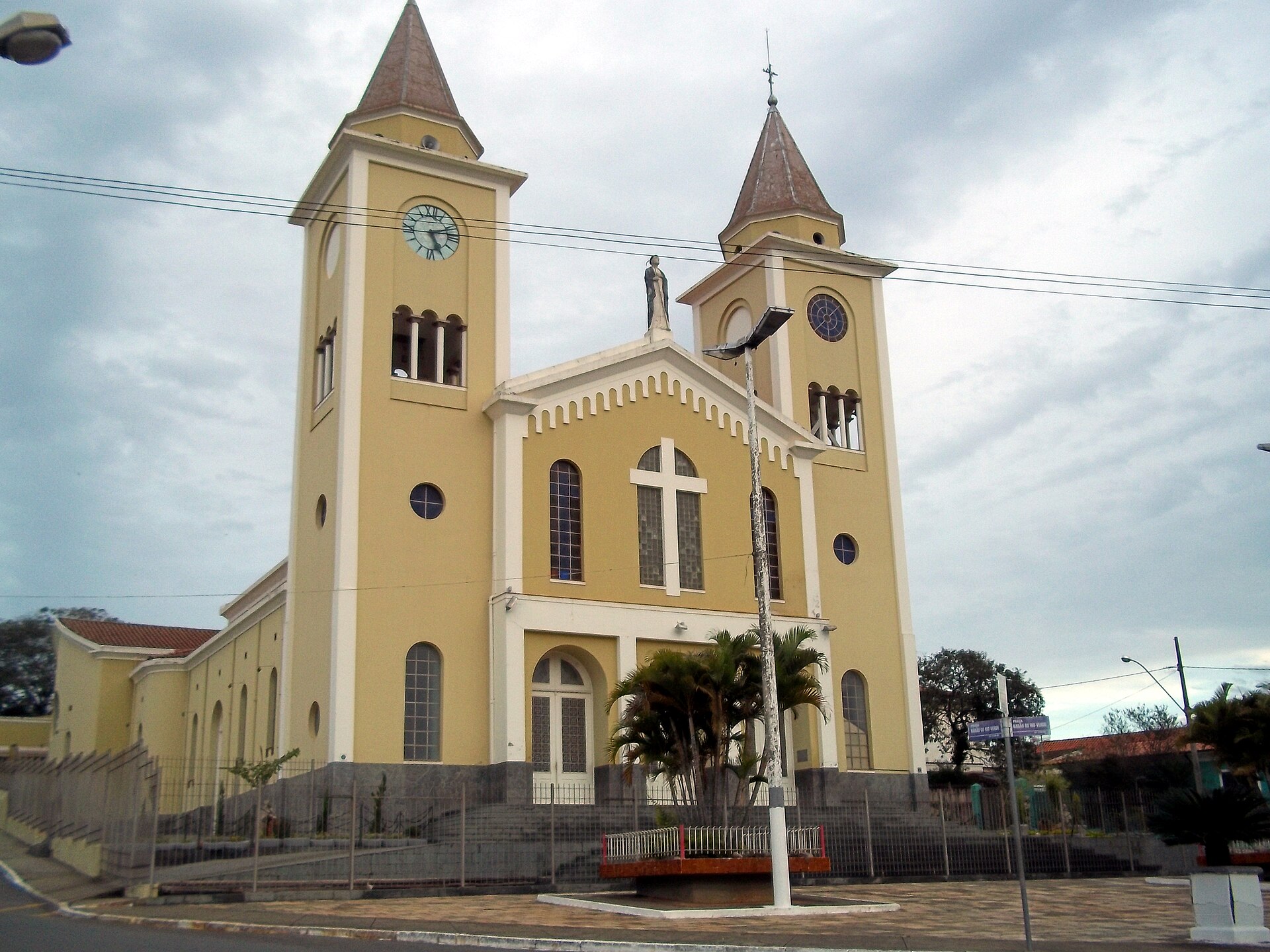 Imagem de referência de Igreja Matriz de São Gonçalo do Sapucaí, descrito nos dados abertos como igreja em São Gonçalo do Sapucaí, Brasil