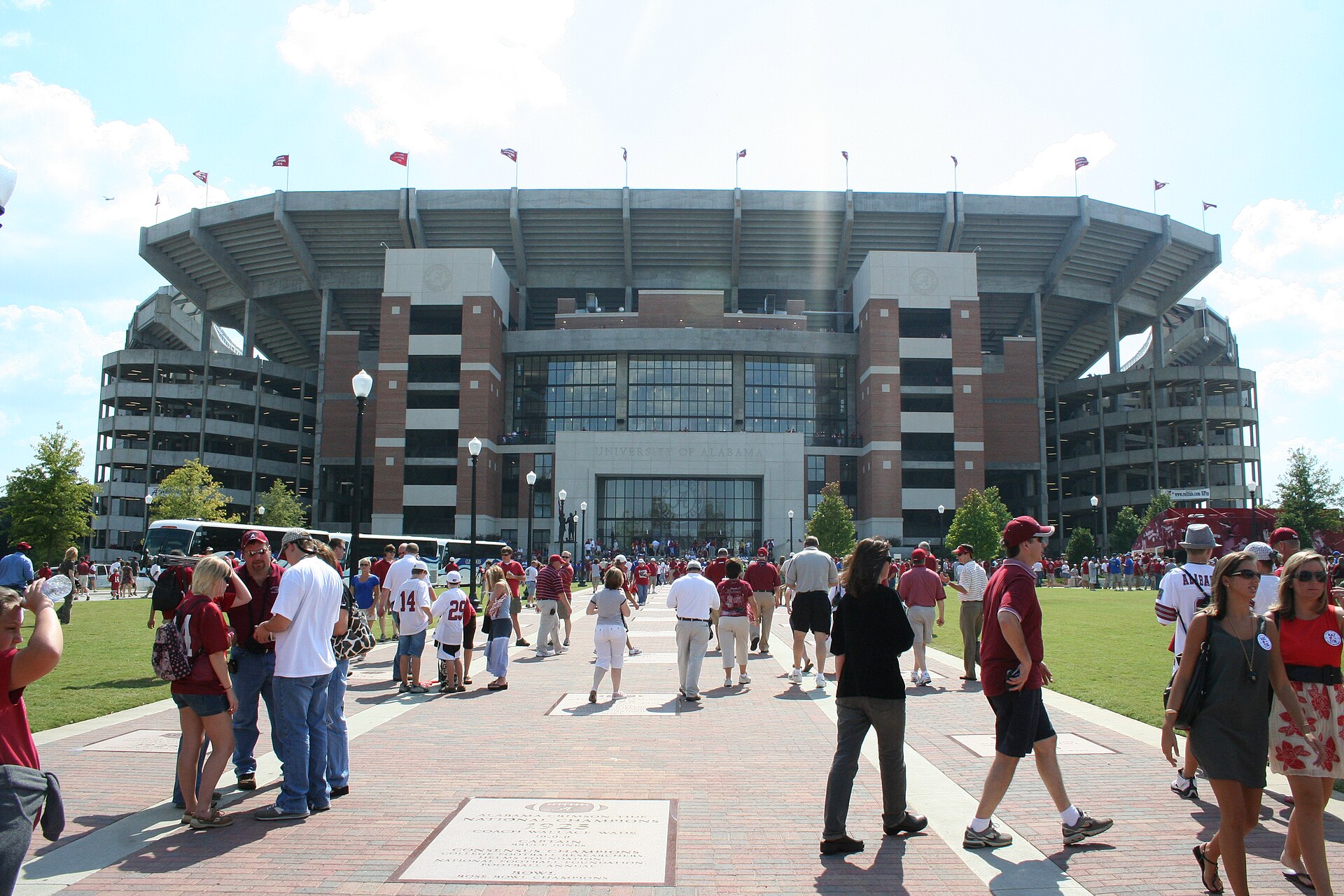 Imagem de referência de Bryant–Denny Stadium, descrito nos dados abertos como estádio em Tuscaloosa, Alabama EUA