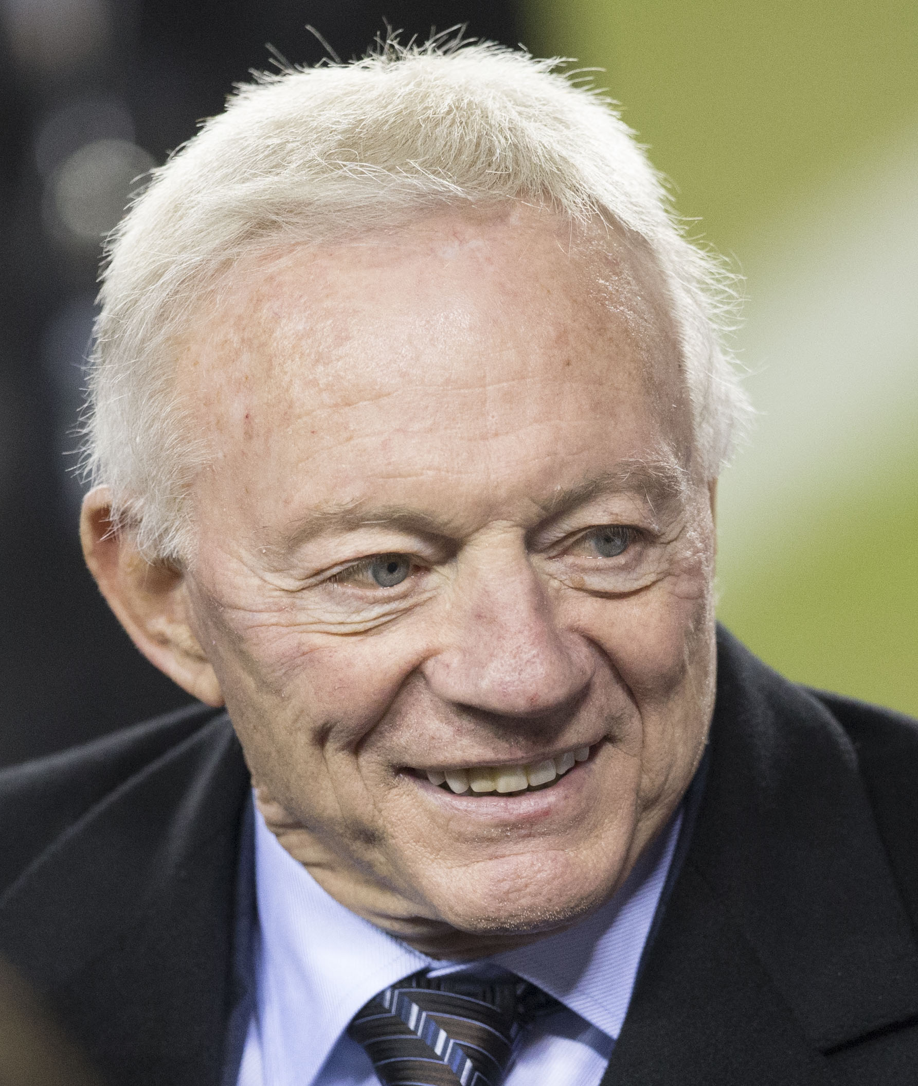 Imagem de referência relacionada a Jerry Jones, item descrito como jogador de futebol americano dos Estados Unidos
