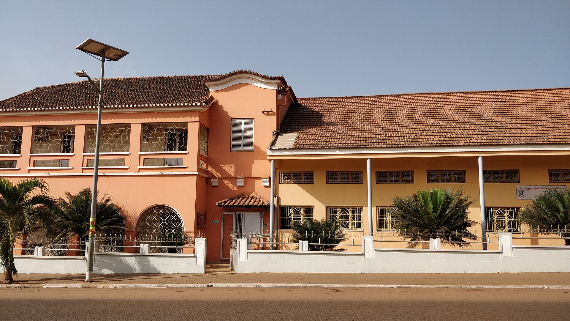 Imagem de referência de Escola Prof. António José de Sousa, descrito nos dados abertos como escola em Bissau, Guiné-Bissau