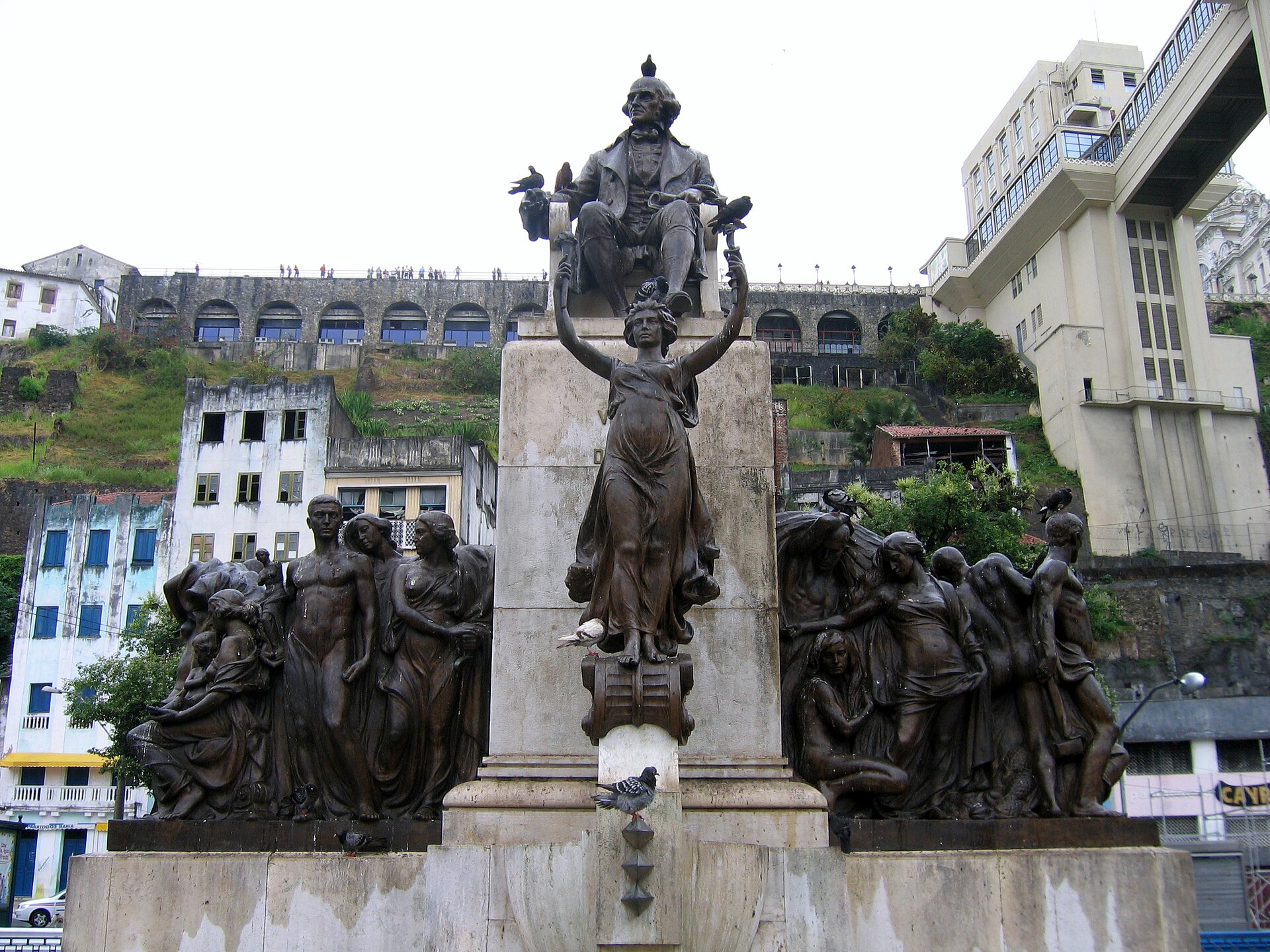 Imagem de referência de Estátua Visconde de Cayru, descrito nos dados abertos como monumento em Salvador, Bahia, Brasil