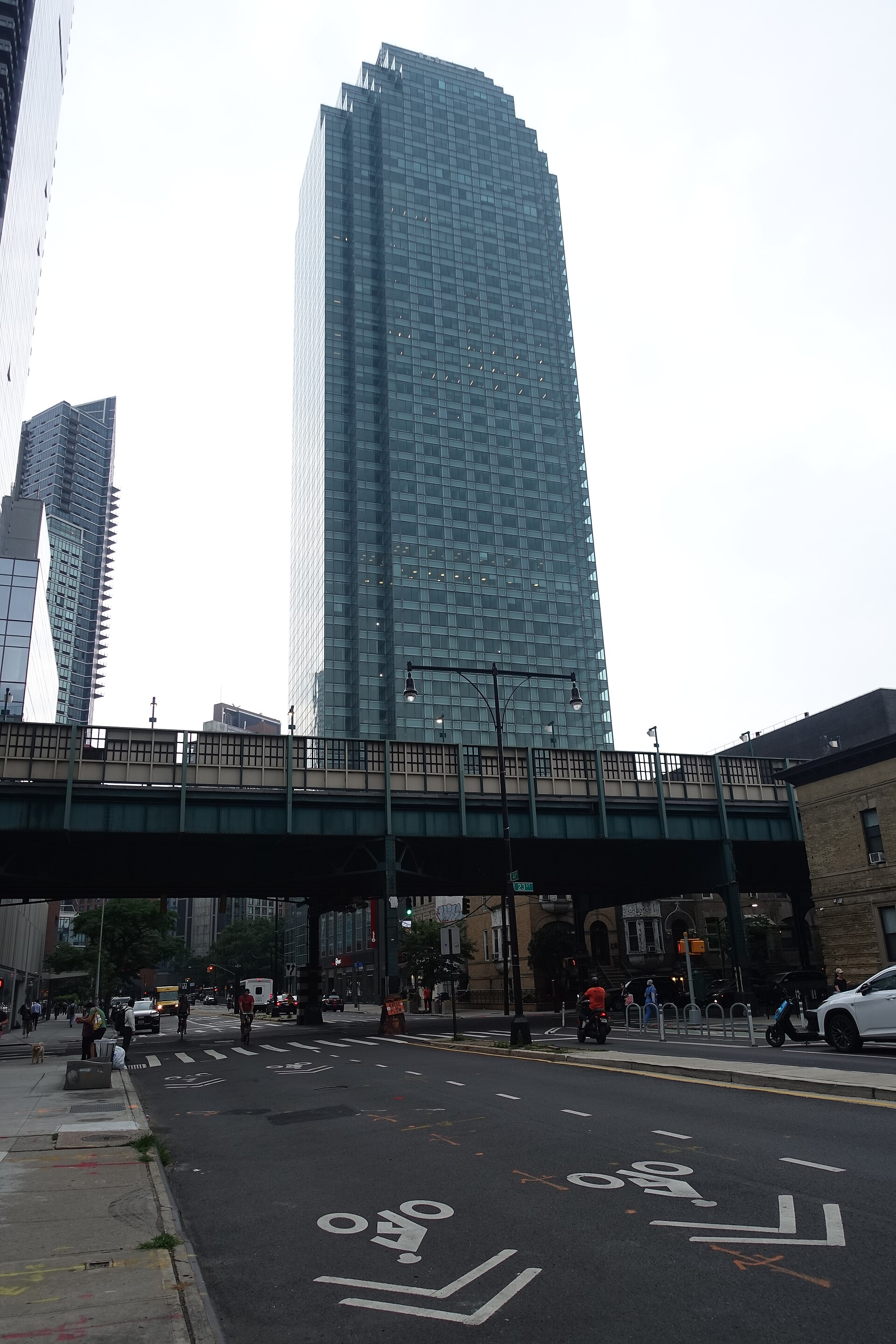 Imagem de referência de One Court Square, descrito nos dados abertos como arranha-céu de escritórios no Queens, Nova York