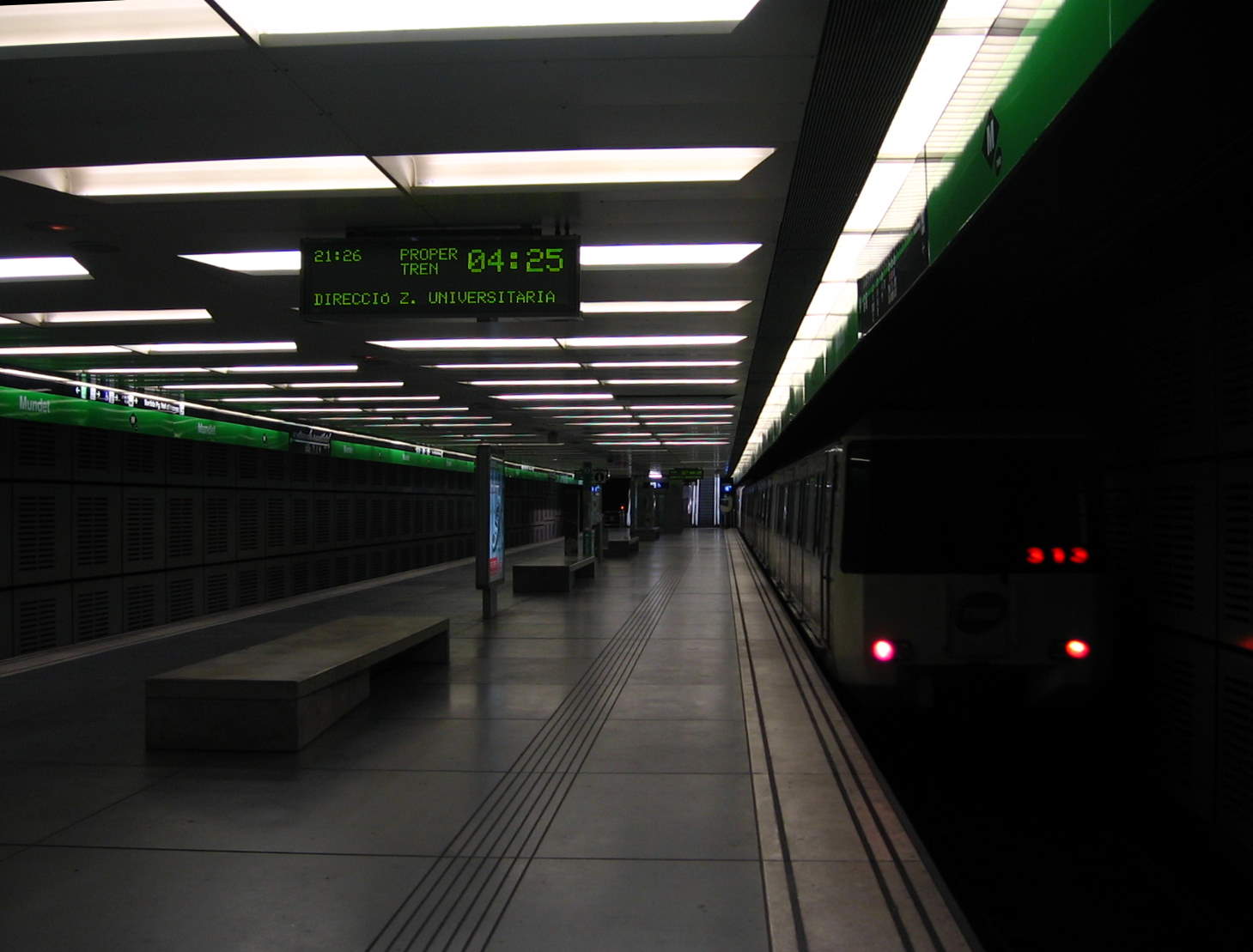 Imagem de referência de Estação Mundet, descrito nos dados abertos como estação do metrô de Barcelona