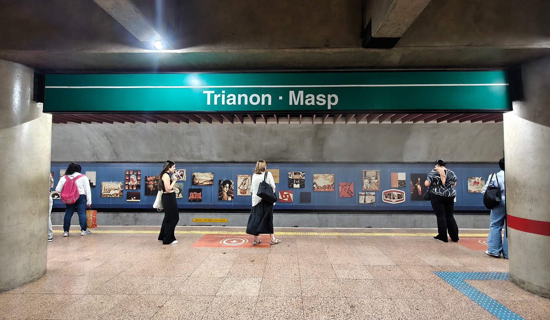 Imagem de referência de Estação Trianon-Masp, descrito nos dados abertos como estação de metrô em São Paulo