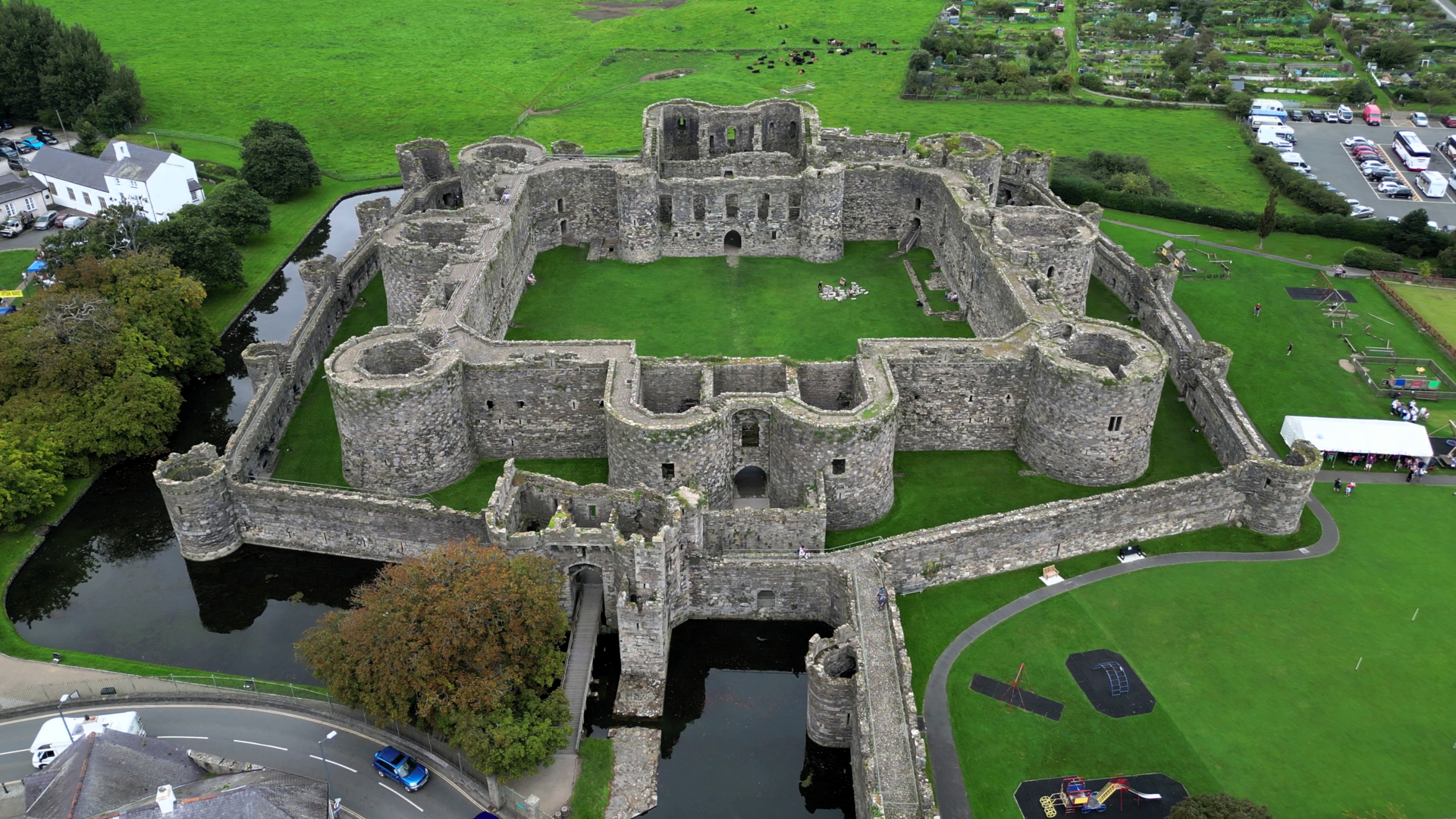 Imagem de referência de Castelo de Beaumaris, descrito nos dados abertos como castelo em Beaumaris, Anglesey, País de Gales