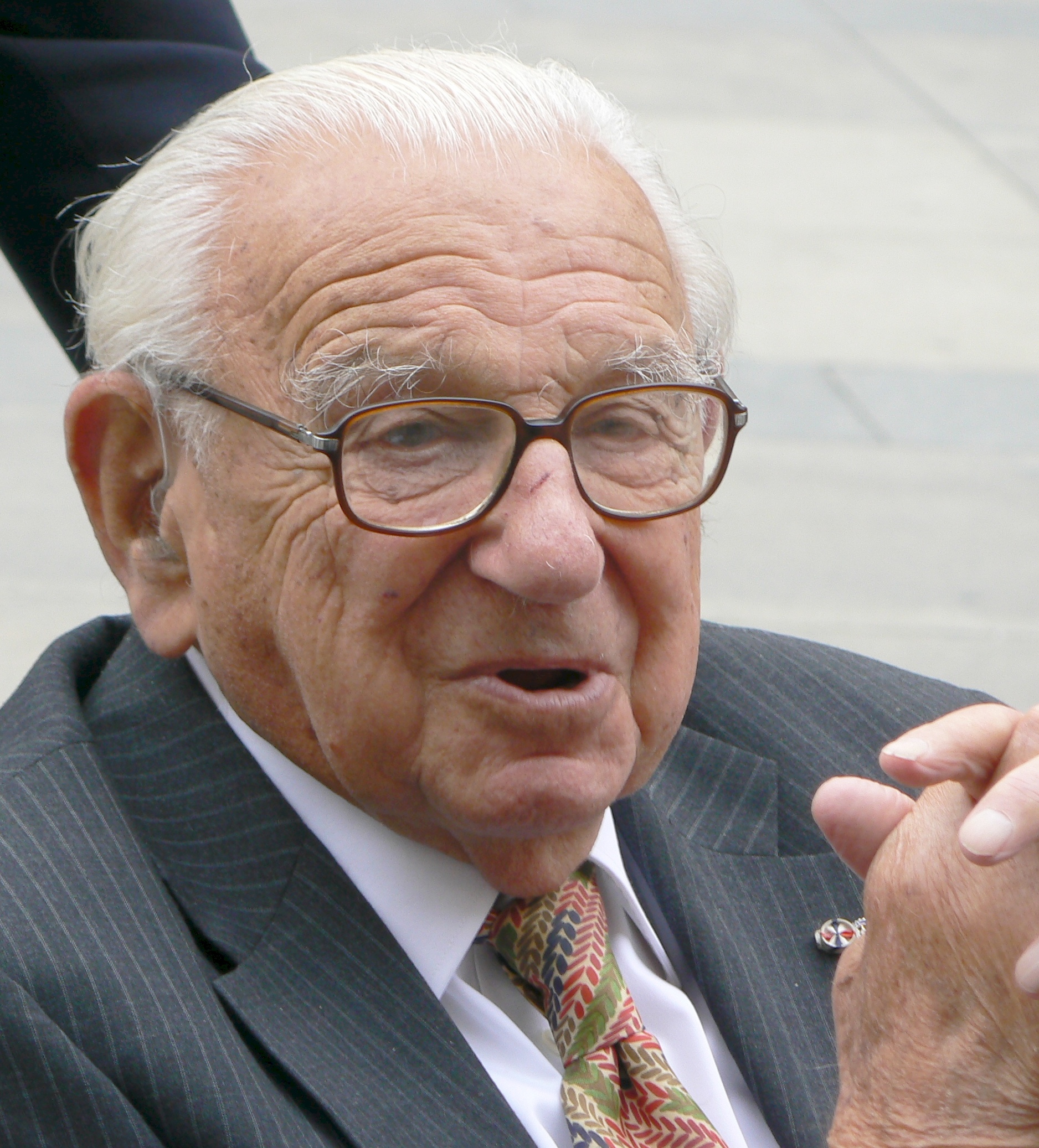 Imagem de referência relacionada a Nicholas Winton, item descrito como banqueiro britânico que salvou 669 crianças judias durante 1938–1939