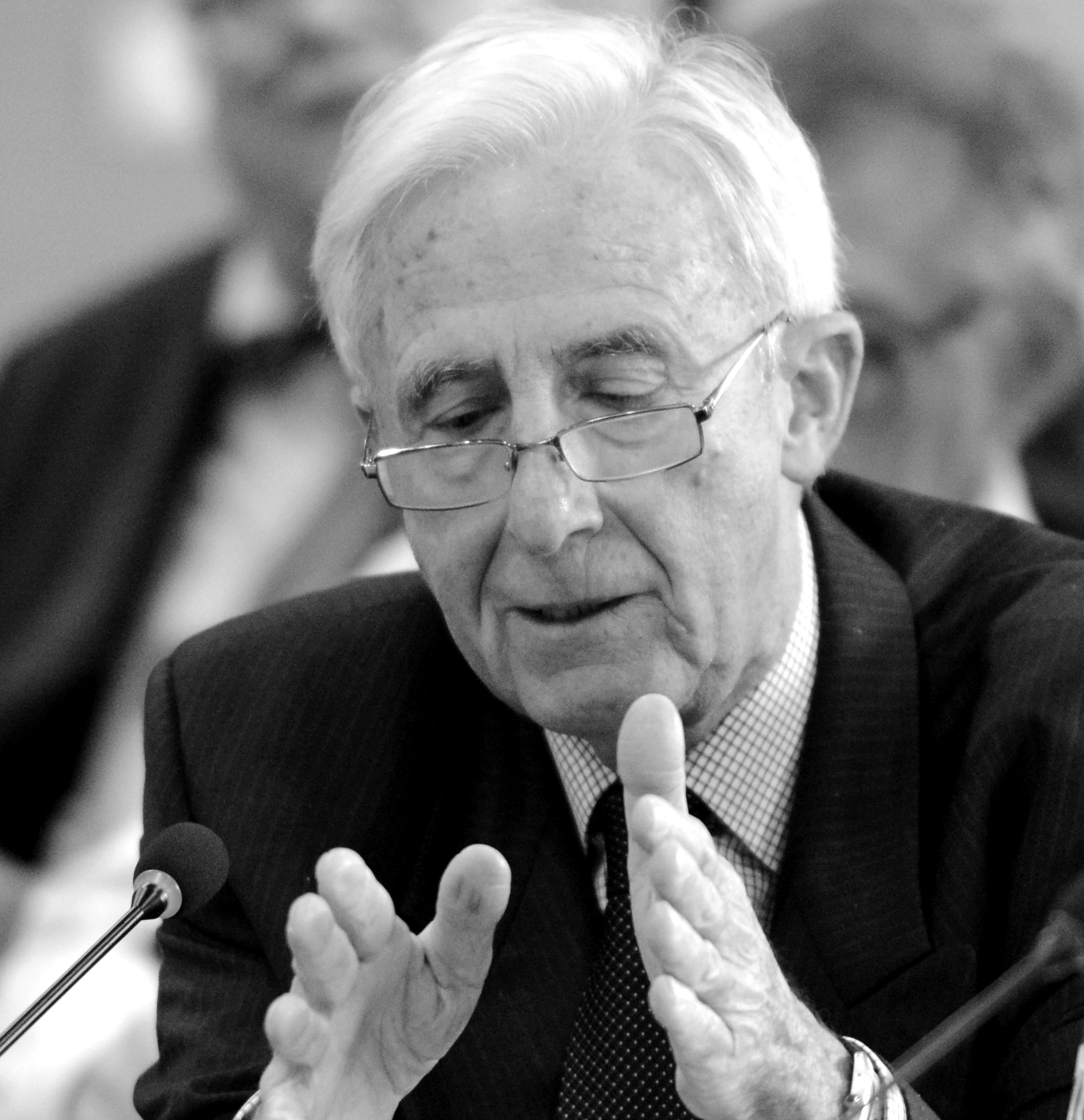 Imagem de referência relacionada a Jacques Poos, item descrito como economista, Luxemburgo