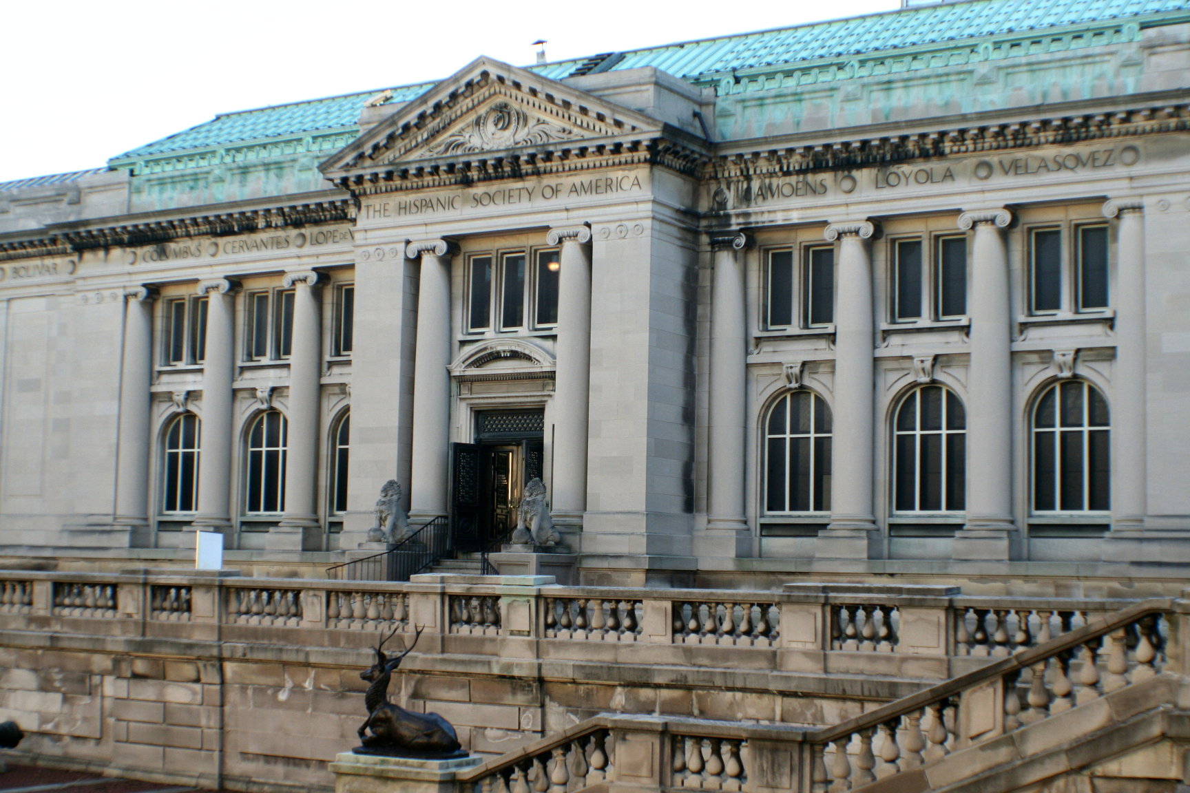 Imagem de referência de The Hispanic Society of America, descrito nos dados abertos como museu e biblioteca de referência na cidade de Nova York para o estudo das artes e culturas da Espanha e Portugal e suas ex-colônias