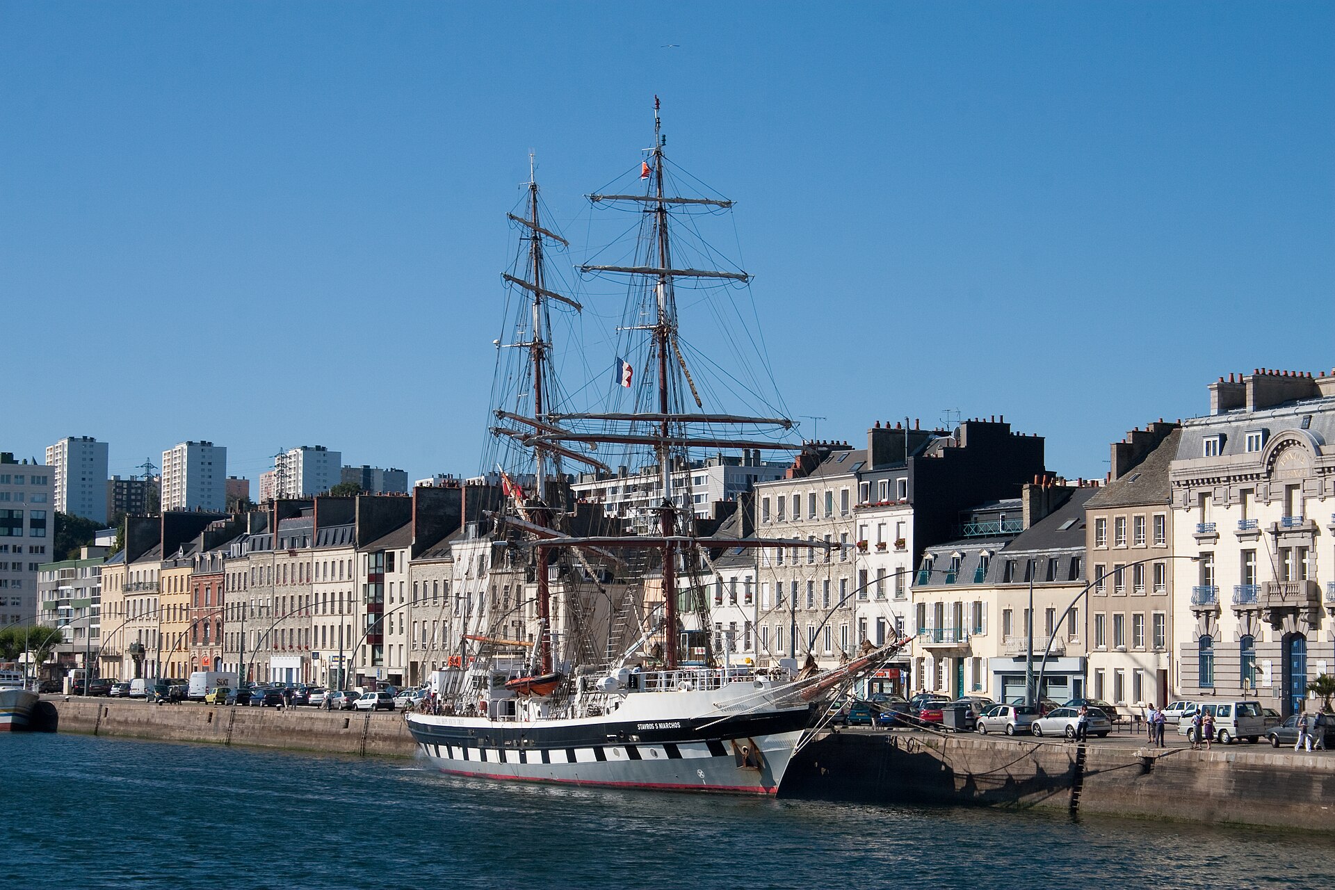 Imagem de referência relacionada a Stavros Niarchos, item descrito como magnata grego, membro da marinha mercante e responsável por navios que transportavam óleo