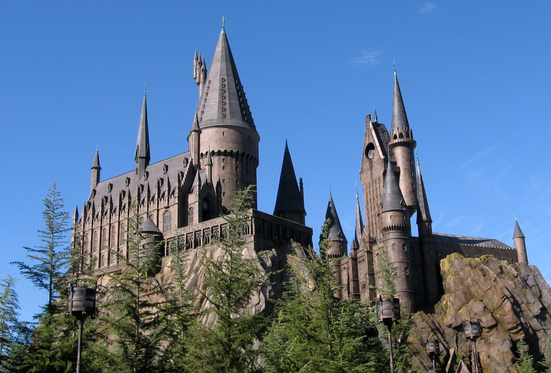 Imagem de referência de Hogwarts School of Witchcraft and Wizardry, descrito nos dados abertos como escola fictícia na Escócia de magia do universo de Harry Potter