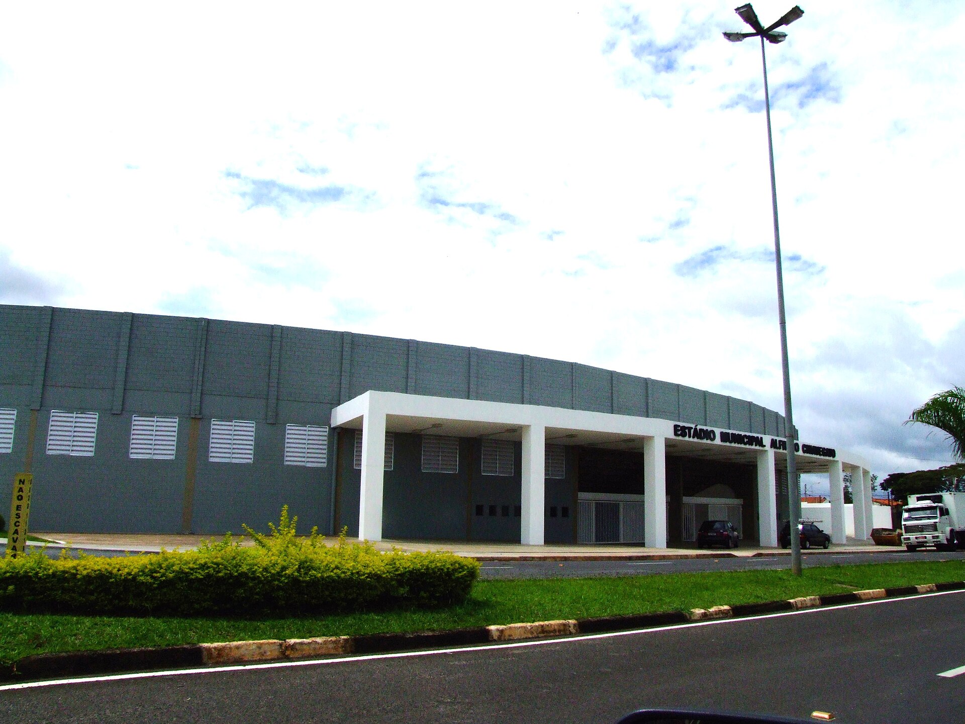 Imagem de referência de Estádio Municipal Alfredo Chiavegato, descrito nos dados abertos como estádio de futebol no Brasil