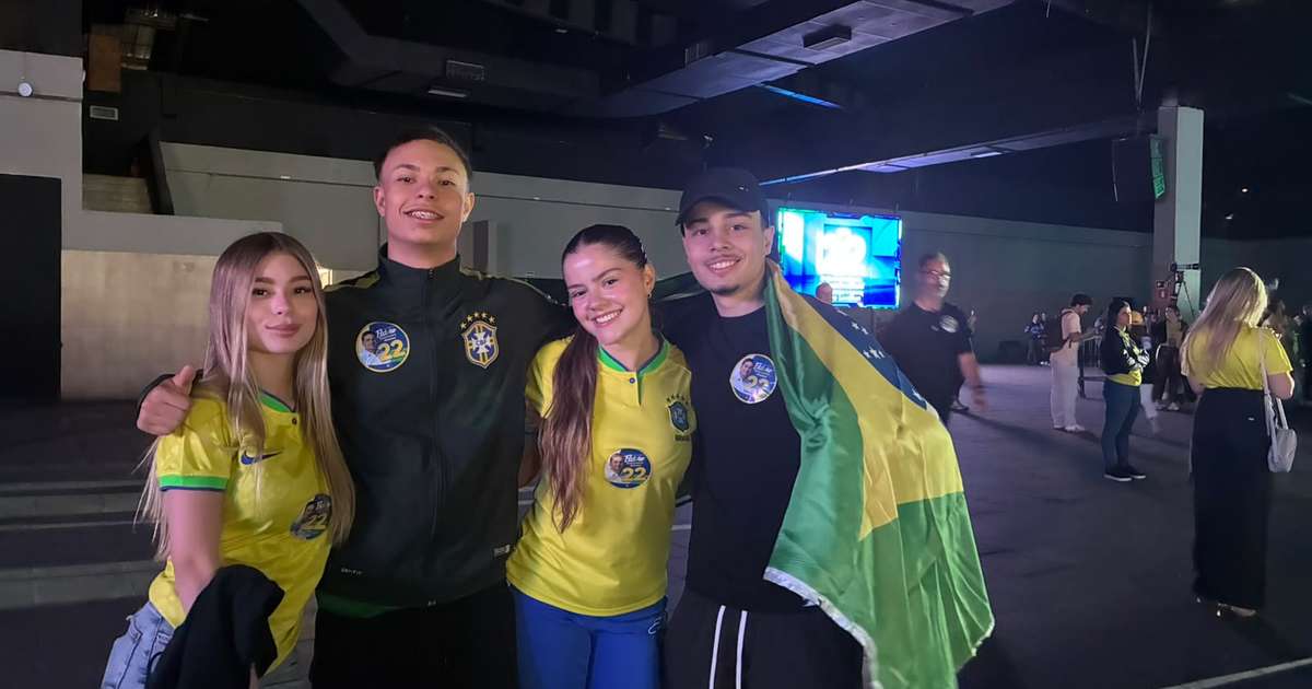 'Tirei meu título para votar nele': apoiadores vão a ato em SP em apoio a Flávio Bolsonaro na reta final da eleição