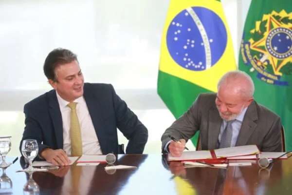 Lula se reúne com coordenação de campanha em dia de debate da Globo