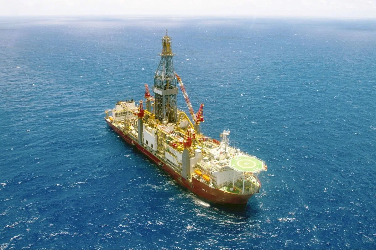 Petróleo dispara e barril chega a US$ 110 pela 1ª vez desde maio