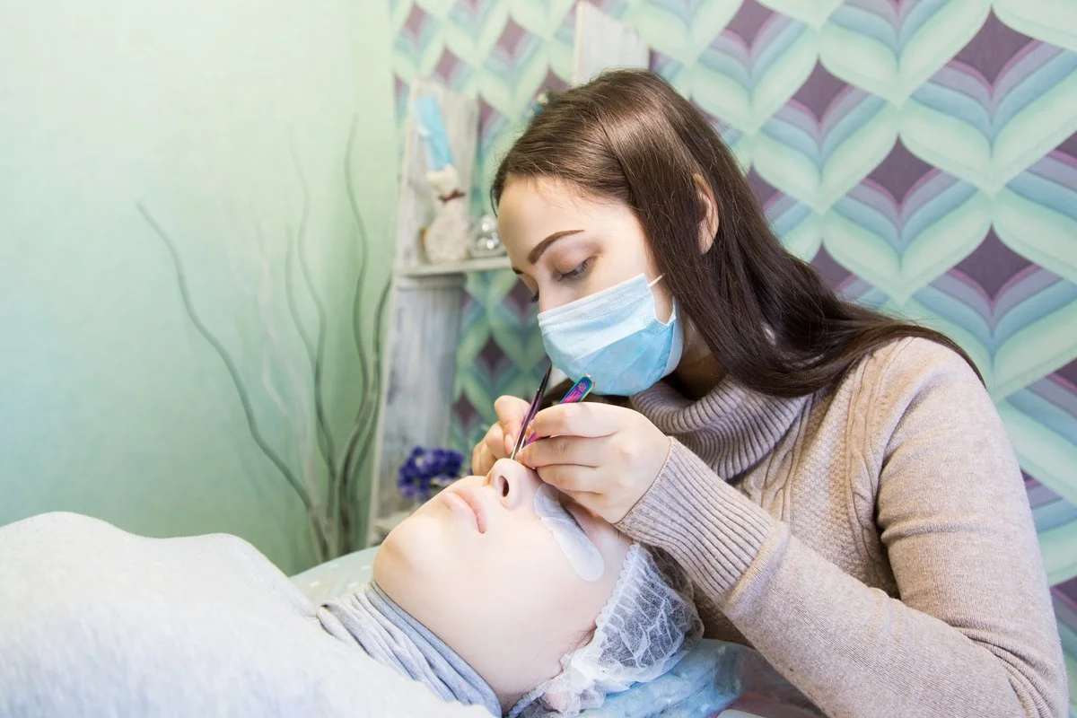 mulher esteticista e cliente