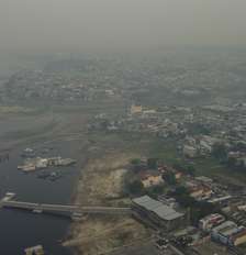 A cidade de Manaus coberta por uma densa camada de fumaça em decorrência das queimadas na região da Amazônia brasileira, fazendo com que a qualidade do ar seja classificada como pessima segundo dados do IQAir. Foto: SUAMY BEYDOUN/AGIF - AGÊNCIA DE FOTOGRAFIA/ESTADÃO CONTEÚDO
