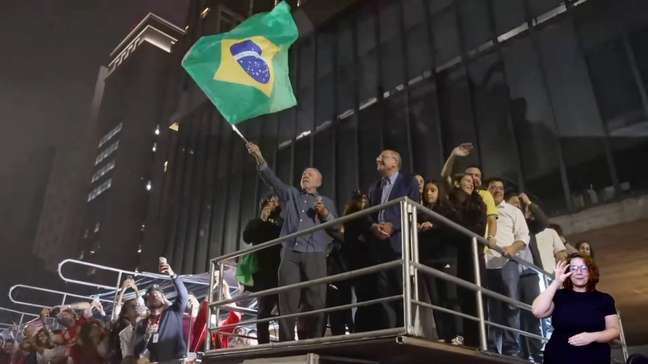 ‘Herói do PT’ e ‘fez a diferença’: o que especialistas dizem sobre atuação de Janones na vitória de Lula