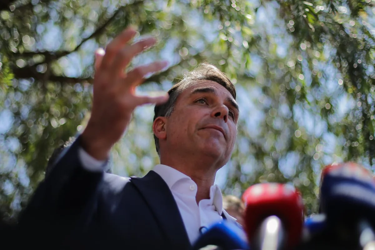 Flávio Bolsonaro pede atenção de apoiadores: “Não tem eleição ganha”