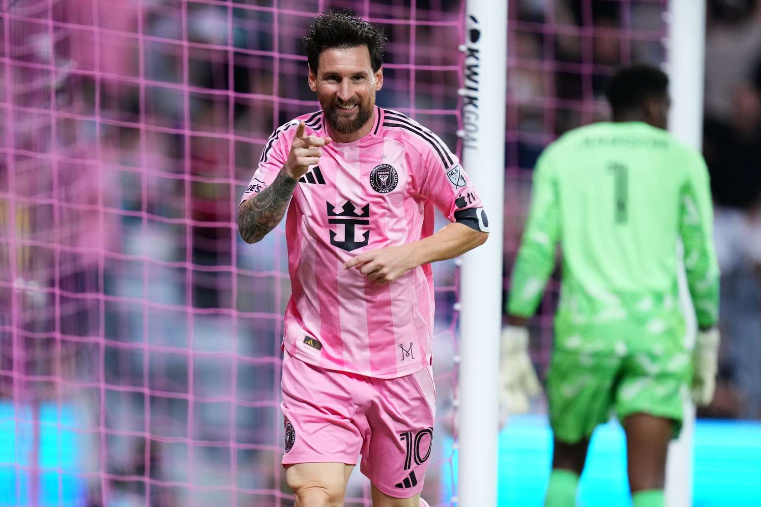 Lionel Messi comemora um dos gols marcados com o Inter Miami pela MLS, na goleada contra o DC United -
