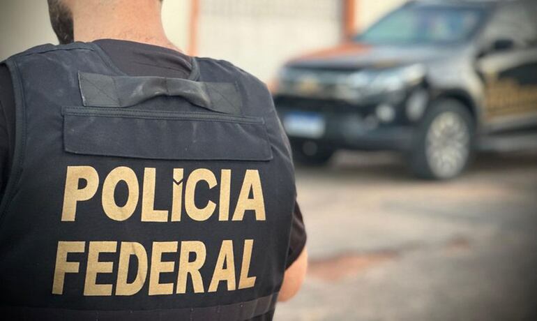 PF prende foragido por roubo, porte ilegal de arma e falsificação de moeda na Taquara, no Rio
