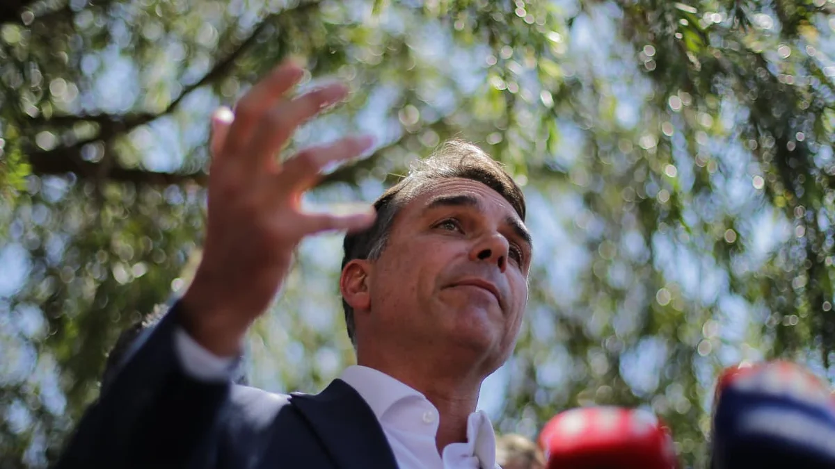 Flávio Bolsonaro pede atenção de apoiadores: "Não tem eleição ganha"