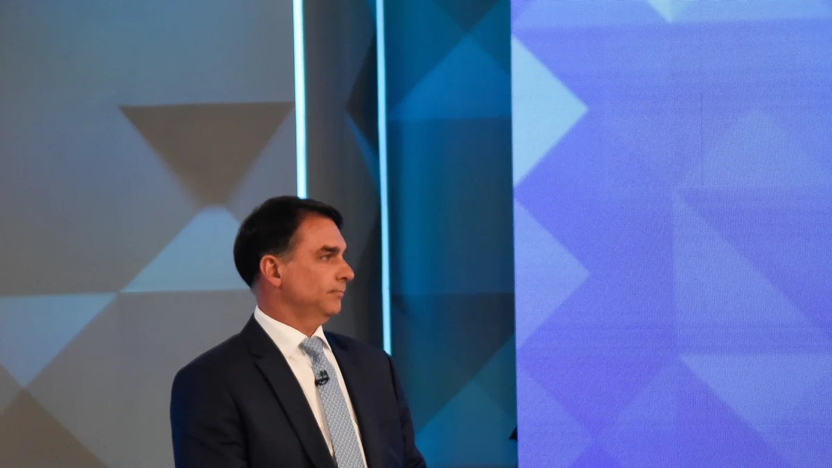 Flávio repete fake news sobre mesários votarem no lugar de ausentes