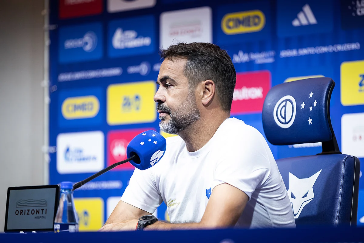 Artur Jorge em coletiva pelo Cruzeiro
