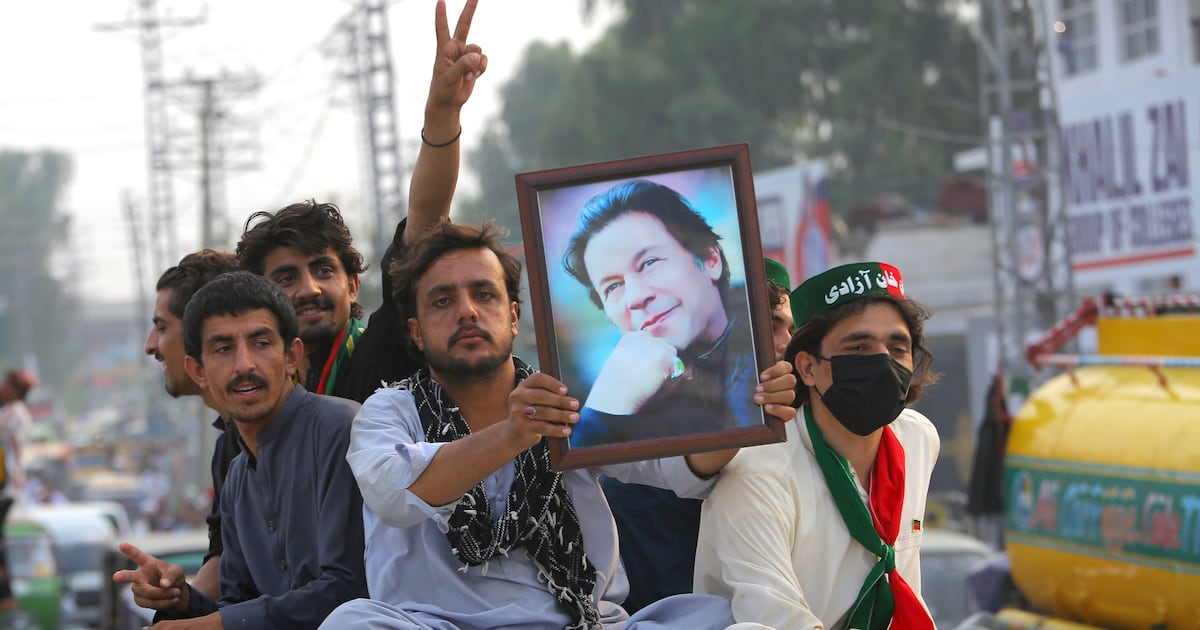Apoiadores do ex-líder paquistanês Imran Khan, atualmente preso, marcham em direção a Islamabad