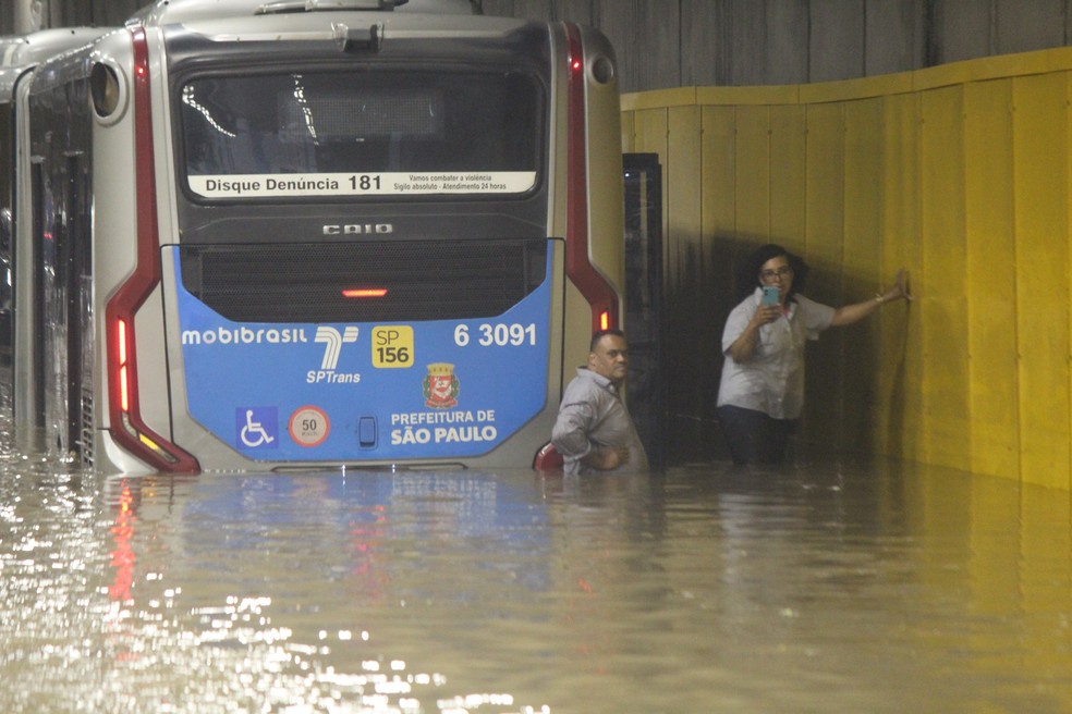 São Paulo submersa: com túneis alagados, motoristas ilhados e morte, caos expõe fragilidade da cidade diante do temporal