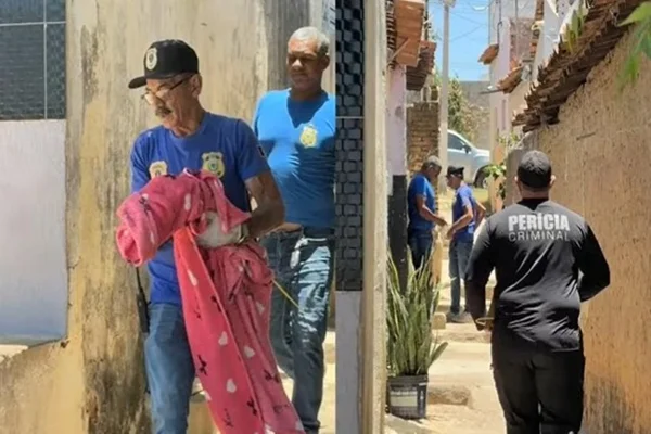 Bebê de 23 dias é encontrado morto com mais de 20 facadas; pais são presos - destaque galeria