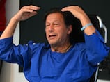 Apoiadores do ex-líder paquistanês Imran Khan, atualmente preso, marcham em direção a Islamabad