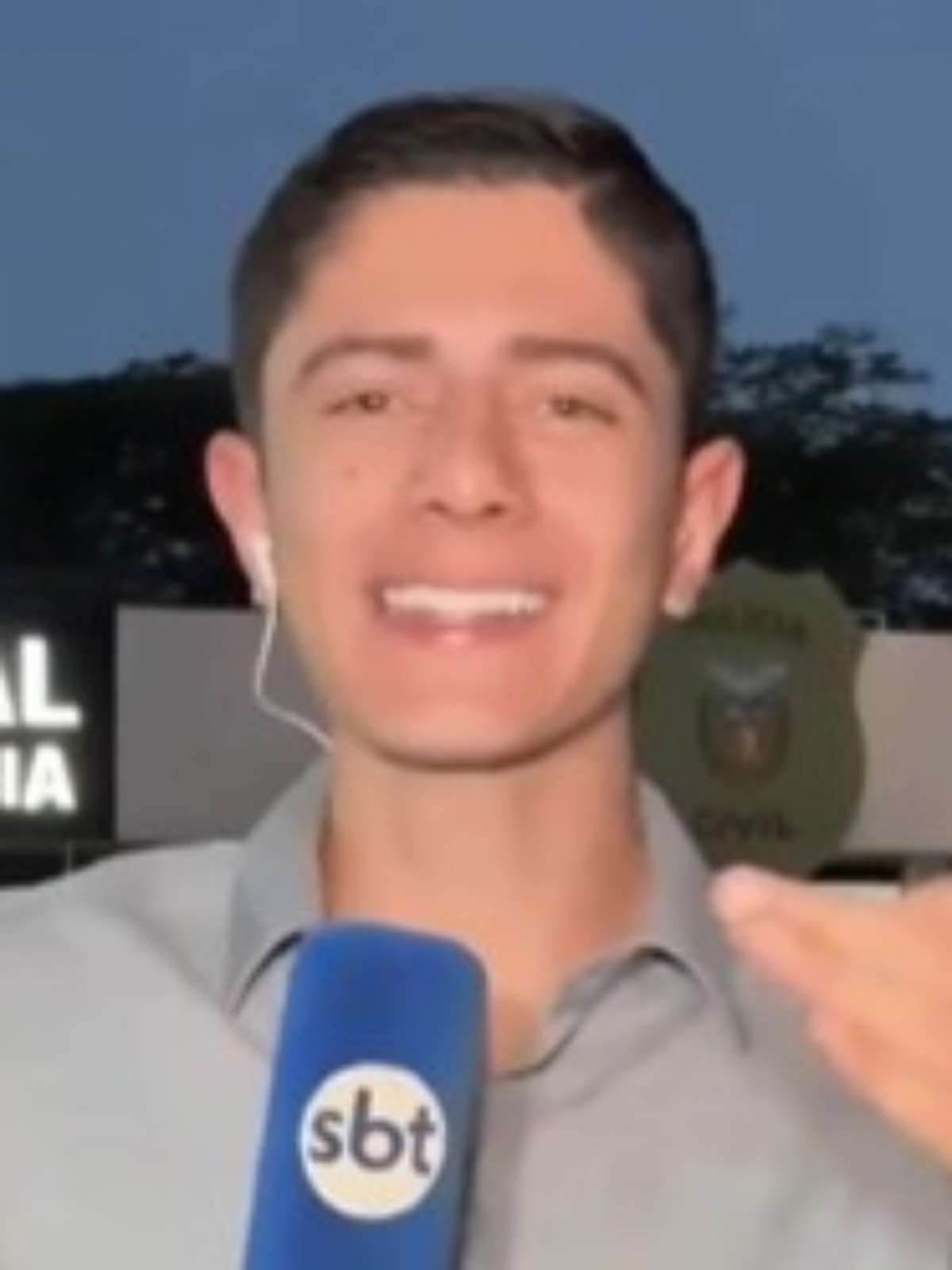 Repórter se enrola em entrada ao vivo e cai na risada; confira o momento