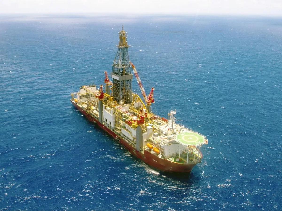 Petróleo dispara e barril chega a US$ 110 pela 1ª vez desde maio
