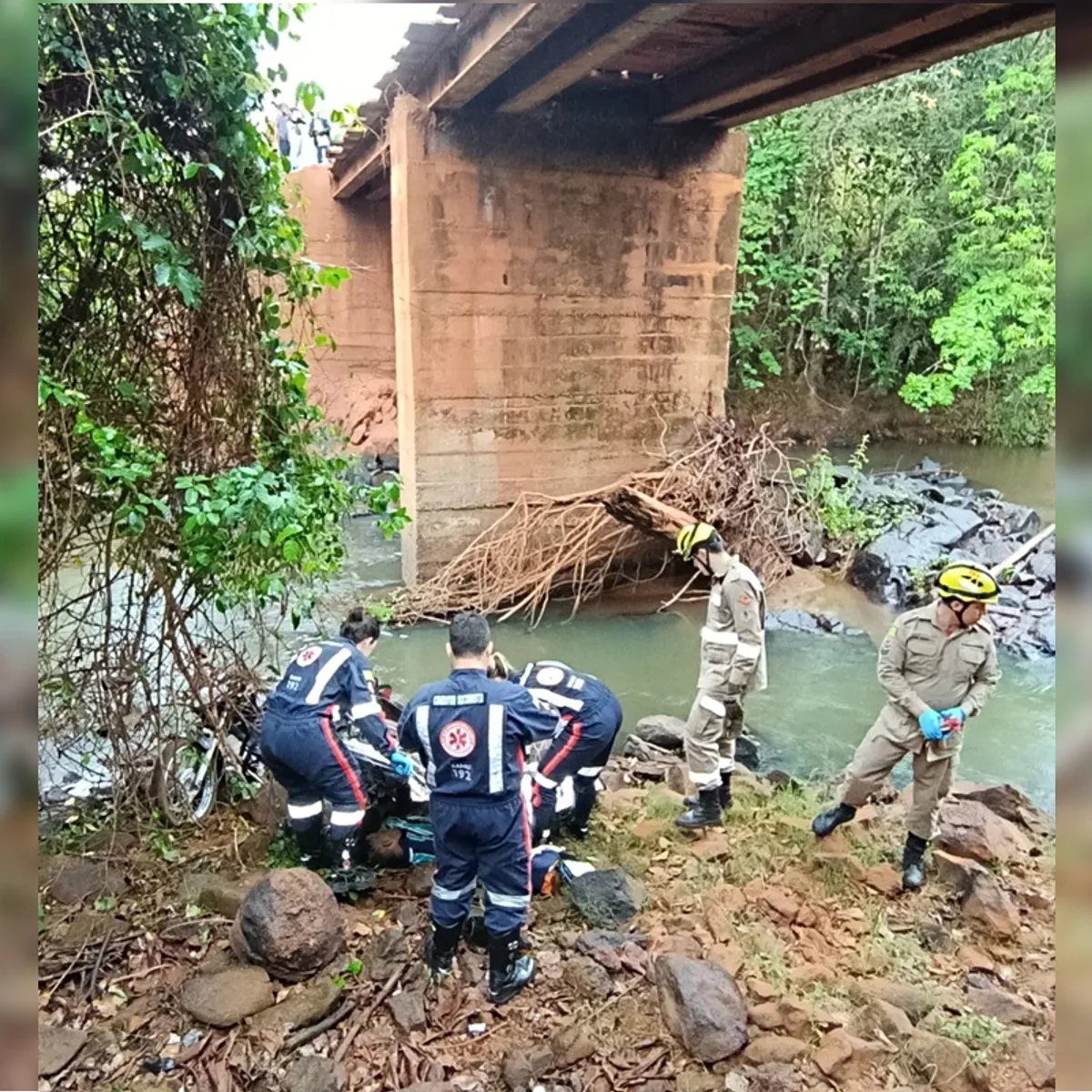 Motociclista morre após perder equilíbrio e cair de ponte em GO
