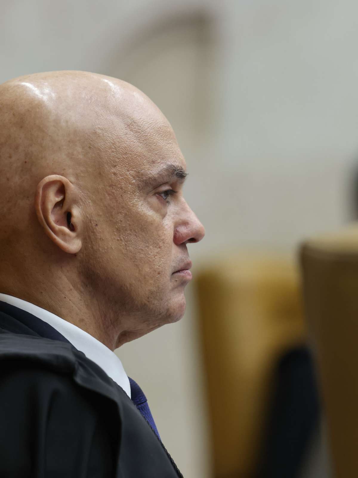 Moraes manda cancelar o passaporte de Eduardo Bolsonaro e determina início de cumprimento da pena