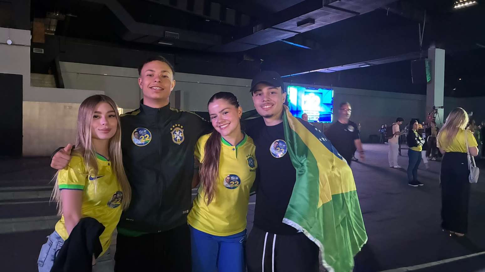 Jo&atilde;o Victor, enrolado com a bandeira do Brasil, foi ao evento em apoio a Fl&aacute;vio Bolsonaro acompanhado de amigos