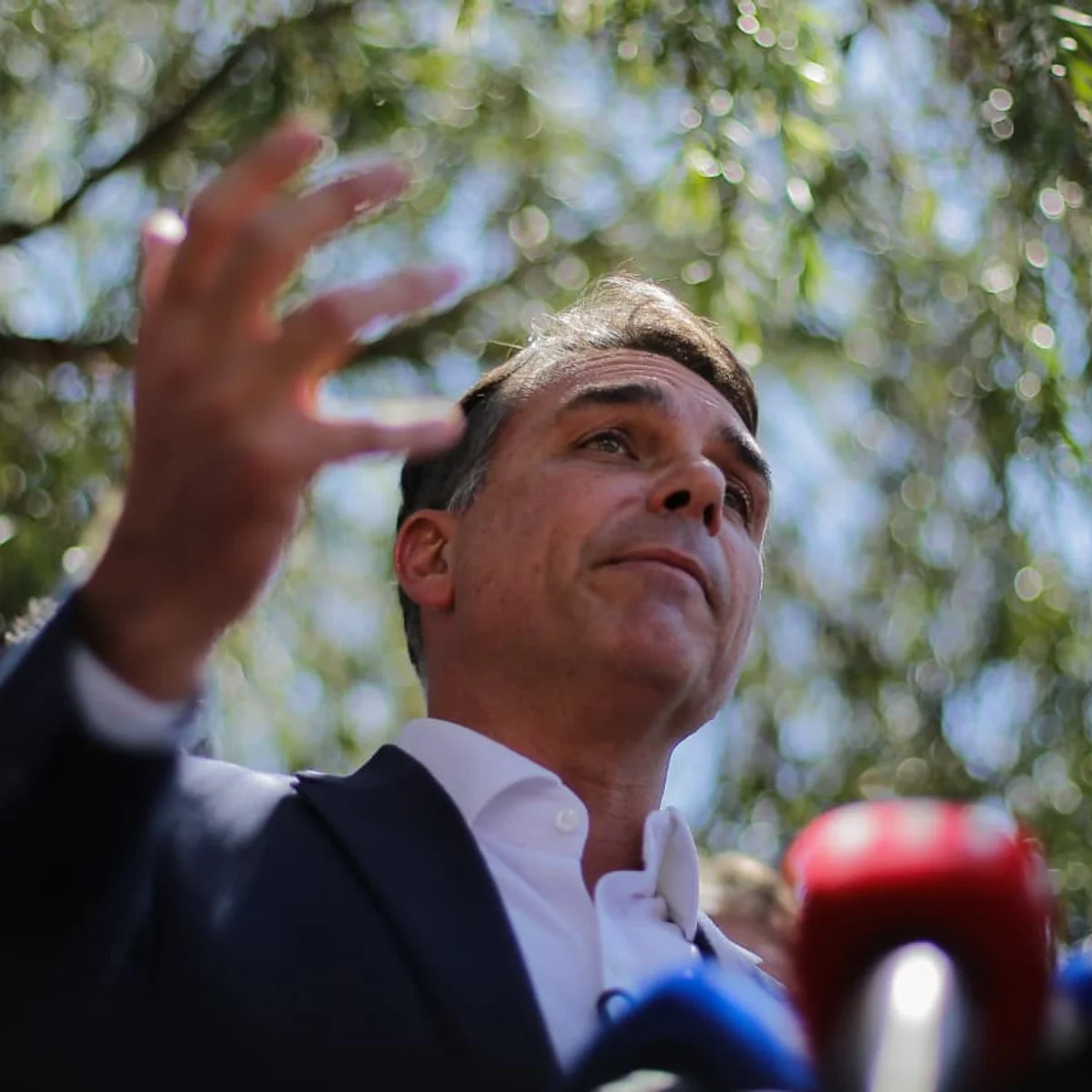 Flávio Bolsonaro pede atenção de apoiadores: "Não tem eleição ganha"