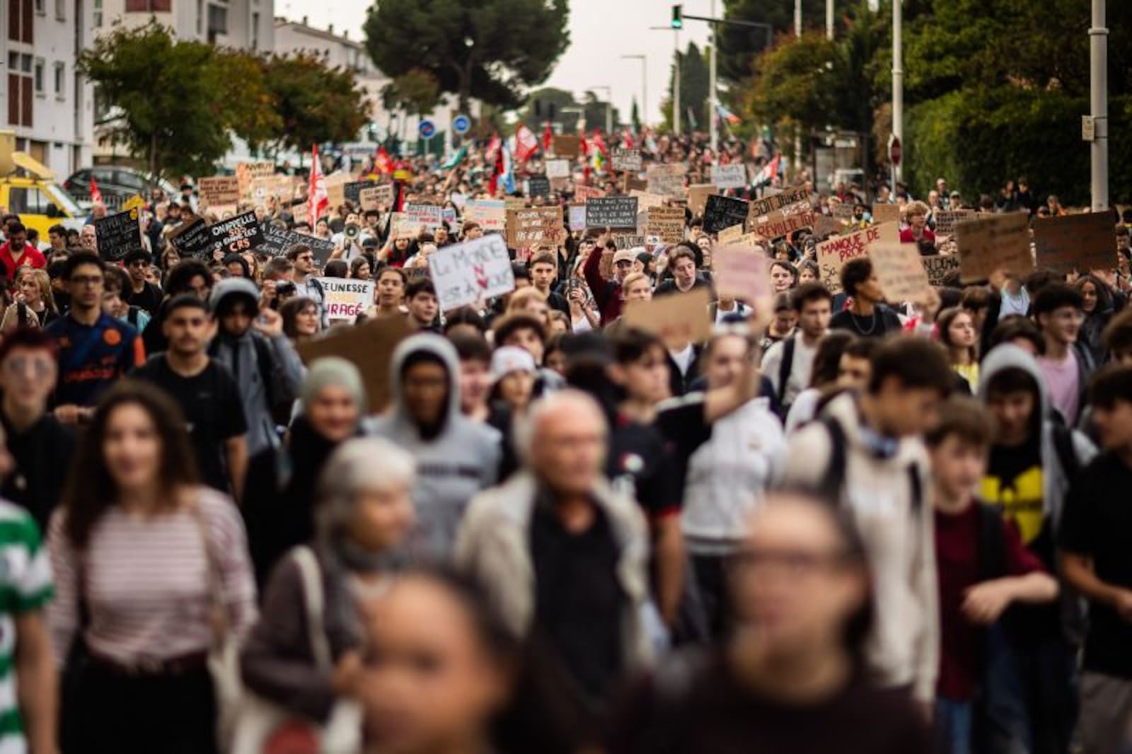Propostas de cortes de gastos e aumento de impostos enfrentam resistência JC Milhet/Hans Lucas/AFP/Getty Images via CNN Newsource
