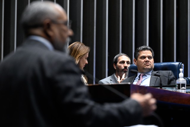 Alcolumbre confirma para esta quarta-feira votação da PEC do fim da escala 6x1