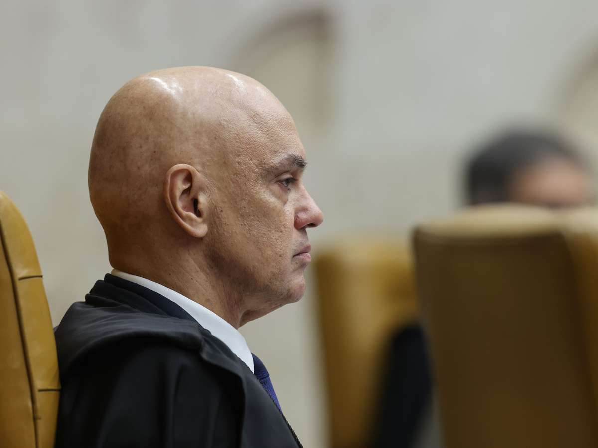 Moraes manda cancelar o passaporte de Eduardo Bolsonaro e determina início de cumprimento da pena