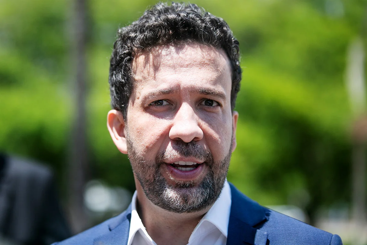 Apesar de reeleito, Janones perdeu mais de 160 mil votos em quatro anos