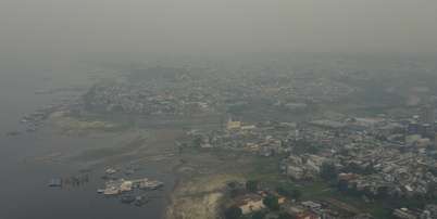 A cidade de Manaus coberta por uma densa camada de fumaça em decorrência das queimadas na região da Amazônia brasileira, fazendo com que a qualidade do ar seja classificada como pessima segundo dados do IQAir. Foto: SUAMY BEYDOUN/AGIF - AGÊNCIA DE FOTOGRAFIA/ESTADÃO CONTEÚDO
