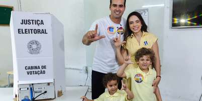 Lucas Ribeiro (PP) vota com a família neste domingo, 4, em Campina Grande (PB) Foto: Reprodução / Facebook